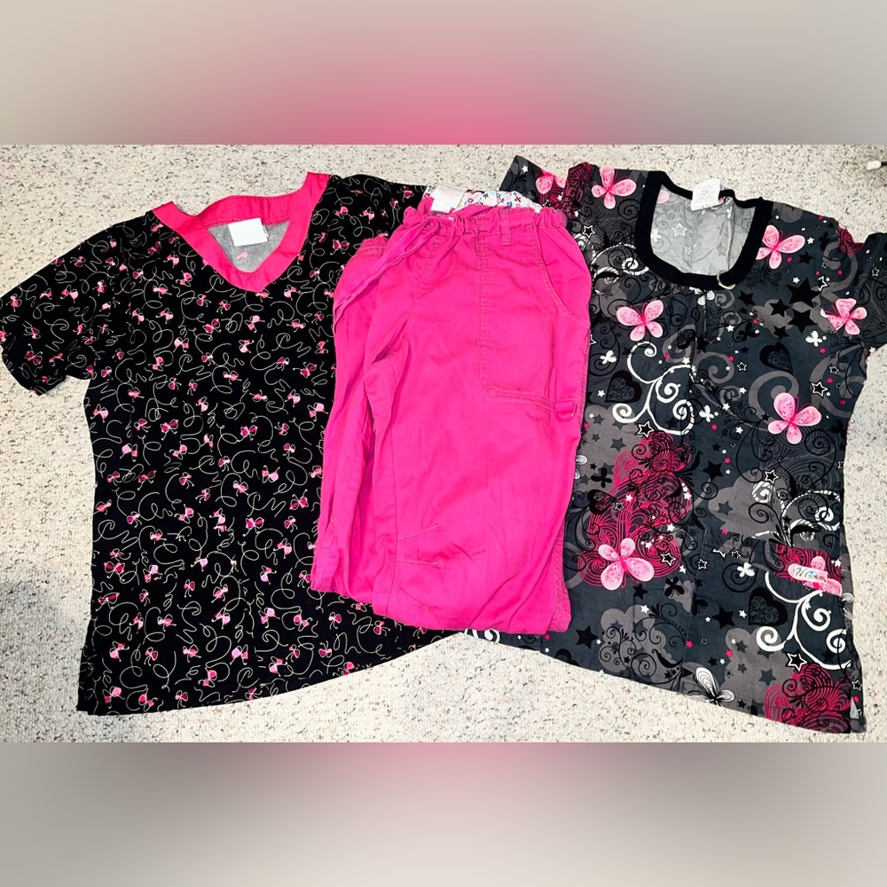 SUPER CUTE WOMENS SCRUB SET- Size medium- with matching KOI pants-